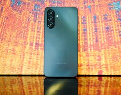 Samsung не приложил особых усилий к дизайну задней панели. Но Galaxy A17 4G, безусловно, впечатляет в других областях. (Источник изображения: Notebookcheck)