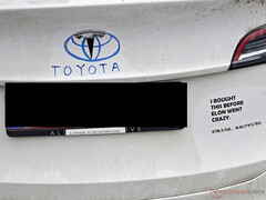 Tesla Model Y с наклейками против Элона. (Источник изображения: Notebookcheck)