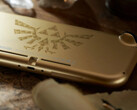 На задней панели Switch Lite Hyrule Edition красуется хилианский гребень. (Источник изображения: Nintendo)