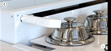 Роботизированная рука захватывает крышку кастрюли, переворачивает ее, чтобы наполнить ингредиентами сверху. (Источник изображения: Chefee Robotics)