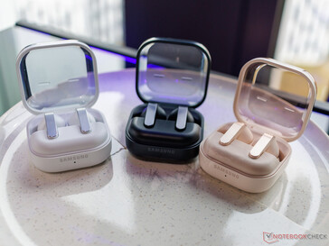 Матовые черная и белая расцветки рядом с эксклюзивным вариантом розового цвета