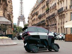 Компания ÆMotion продемонстрировала свой инновационный четырехколесный микроэлектромобиль на улицах Парижа во время выставки Vivatech 2025. (Источник изображения: ÆMotion)