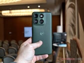 Устройство Edge 70 Plus оснащено процессором Snapdragon 7s Gen 3. На фотографии: вариант цвета «Mountain View» данного смартфона.