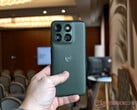 Устройство Edge 70 Plus оснащено процессором Snapdragon 7s Gen 3. На фотографии: вариант цвета «Mountain View» данного смартфона.