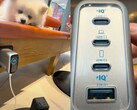 Три порта USB-C и четвертый порт USB-A расположены в нижней части настенного зарядного устройства Anker Zolo 140W. (Источник изображения: Xiao Li TV via YouTube)