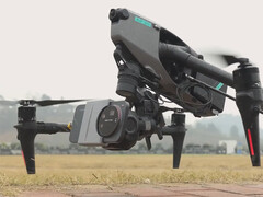 Xiaomi немного превзошла все ожидания, показав видеопример. На фото: Xiaomi 17 Ultra, прикрепленный к дрону. (Источник изображения: Xiaomi)