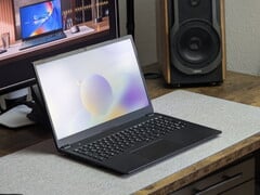 Устройство Schenker Connect 15 на серой поверхности стола