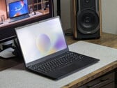 Устройство Schenker Connect 15 на серой поверхности стола