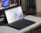 Устройство Schenker Connect 15 на серой поверхности стола