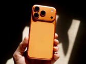 Преемник Apple iPhone 17 Pro, как ожидается, получит как минимум две обновленные камеры. (Источник изображения: Nick Cozier)