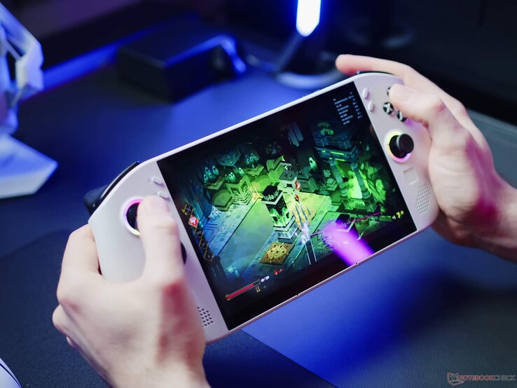 Этот конкретный SKU Legion Go S оснащен 32 ГБ оперативной памяти LPDDR5X и хранилищем объемом 1 ТБ.