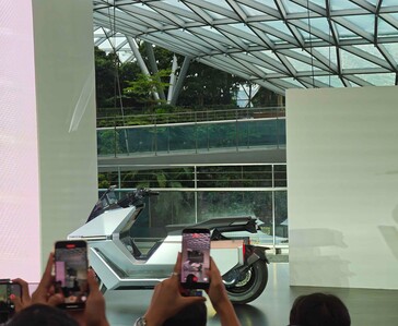 Самобалансирующийся электрический мотоцикл Omoway OMO X демонстрируется на сцене.