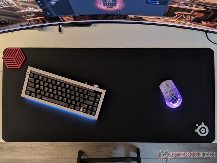 Беспроводная мышь Aerox 3 Wireless Gen 2 на коврике QcK Heavy XXL.