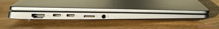 Слева: HDMI 2.1, 2x USB-C 4.0 с Thunderbolt 4 (40 Гбит/с, DisplayPort, Power Delivery), устройство для чтения карт памяти microSD, 3,5 мм аудиоразъем