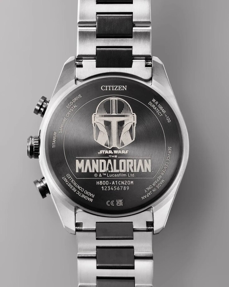 На задней крышке часов выгравирован шлем Мандалориана и клеймо 