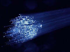 FCC принимает меры по усилению безопасности подводных кабелей, идущих через США. Изображено: Волоконно-оптический кабель (Источник изображения: Denny Muller, Unsplash)