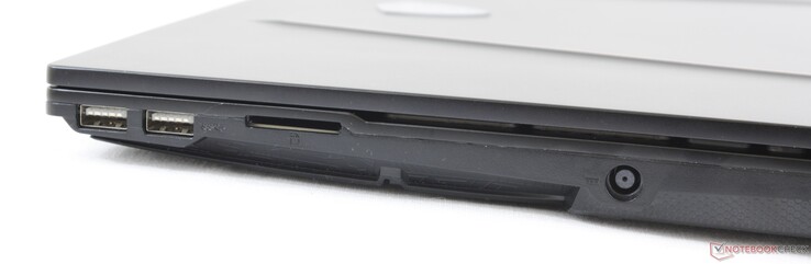 Справа: 2x USB A (3.2 Gen 1), картридер SD, коннектор питания