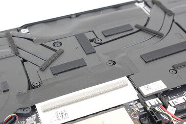 8 ГБ ОЗУ распаяно на плате, дополнительно есть один слот SODIMM для планки DDR5