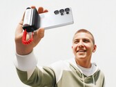 Новый Grip Power Bank от Sharge (на фото) может использоваться как пульт дистанционного управления камерой. (Источник изображения: Sharge)