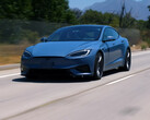 Tesla Model S Plaid 2026 года в новом цвете Frost Blue Metallic. (Источник изображения: Jay Leno Garage/YT)
