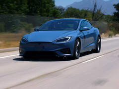 Tesla Model S Plaid 2026 года в новом цвете Frost Blue Metallic. (Источник изображения: Jay Leno Garage/YT)
