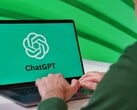 Мужчина печатает на ноутбуке, на экране которого виден логотип ChatGPT