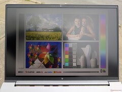 Относительно плохая видимость при нахождении на улице в яркую пасмурную погоду