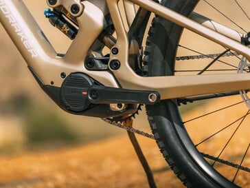 Велосипед оснащён Avinox M2S