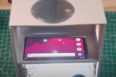 Самодельные проекторы не являются чем-то новым, но Вам не нужны навыки уровня DIY Perks, чтобы построить этот (Источник изображения: Huy Vector via YouTube)