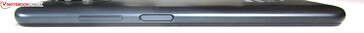 Правая грань: качелька регулировки громкости, клавиша включения со встроенным сканером отпечатков