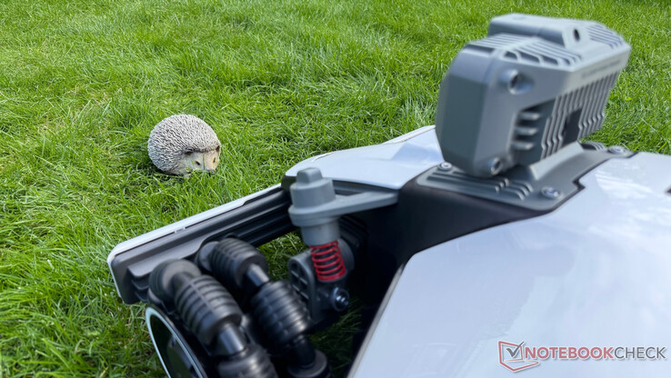 Mammotion Luba Mini AWD LiDAR отлично справляется с обнаружением препятствий