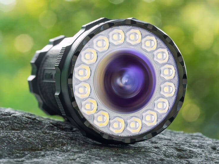 Фонарь Olight Marauder 3 оснащён центральным точечным световым пучком с асферической линзой и кольцом светодиодов, обеспечивающим широкий световой пучок.