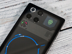 Компания RedMagic, очевидно, позволяет своим новым игровым телефонам выходить за безопасные пределы для получения высоких результатов. На фото: задняя панель 11 Pro.