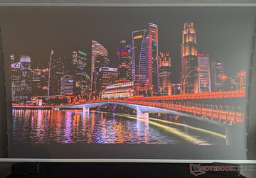 и при дневном свете (сфотографировано с помощью iPhone 16 Pro)