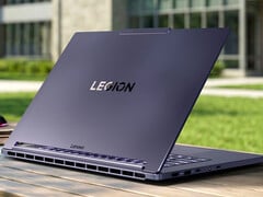 В Legion 7a 15ASH11 нет портов, расположенных на задней панели, в отличие от других последних моделей ноутбуков Legion 7.