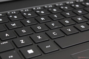 Отдача клавиш легкая и тихая для большого игрового ноутбука