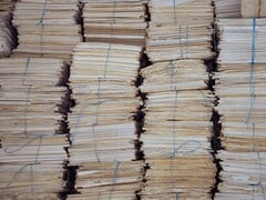 Высокие стопки бумажных папок, перевязанных бечёвкой