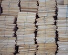 Высокие стопки бумажных папок, перевязанных бечёвкой