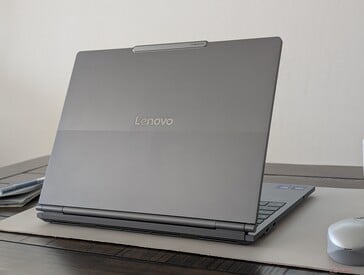 Сзади в 14-дюймовом режиме модель выглядит как обычный ноутбук ThinkBook