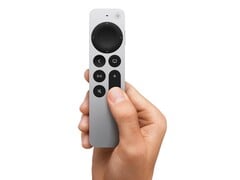 Пульт Apple TV Siri Remote имеет алюминиевый корпус.