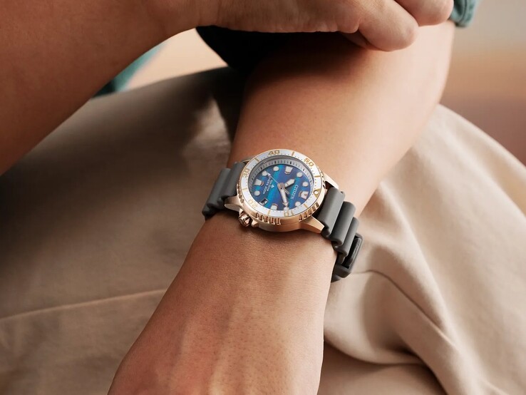 При размере 36,5 мм корпус представляет собой более компактный вариант современных дайверских часов.