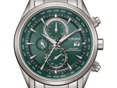 Часы Citizen World Chronograph A.T. AT8260-85X с зелёным циферблатом, корпусом и браслетом из нержавеющей стали, тремя дополнительными циферблатами и шкалой мирового времени.