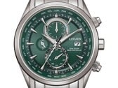Часы Citizen World Chronograph A.T. AT8260-85X с зелёным циферблатом, корпусом и браслетом из нержавеющей стали, тремя дополнительными циферблатами и шкалой мирового времени.