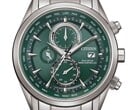 Часы Citizen World Chronograph A.T. AT8260-85X с зелёным циферблатом, корпусом и браслетом из нержавеющей стали, тремя дополнительными циферблатами и шкалой мирового времени.