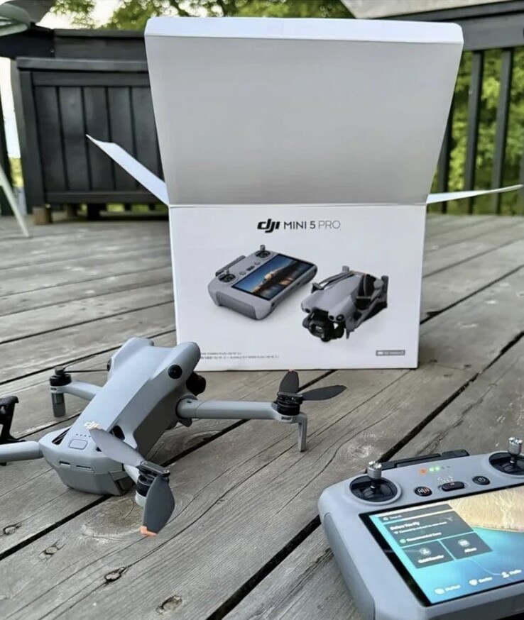 Внутри коробки DJI Mini 5 Pro: Сам мини-дрон и контроллер RC2. (Источник изображения: @KietN7650)