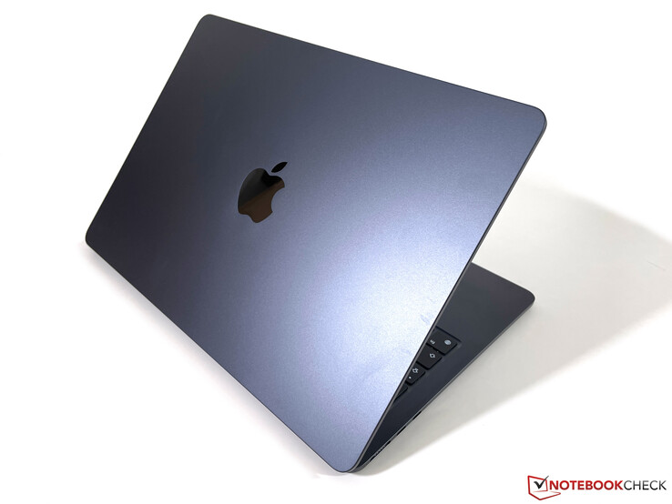 Предполагается, MacBook Air 15 (2023) не будет особо отличаться внешне от актуального 13-дюймового Air, что приведён на фото выше