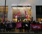 Члены профсоюзов IWGB и RGWU проводят акцию протеста у здания Take Two House