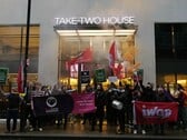 Члены профсоюзов IWGB и RGWU проводят акцию протеста у здания Take Two House