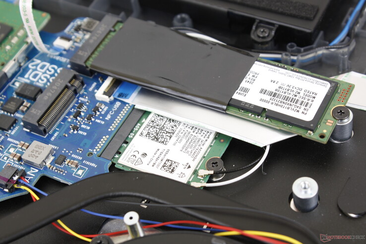 Адаптер формата M.2 рядом с SSD. В ходе тестов с роутером Netgear RAX200 проблем с подключением не было