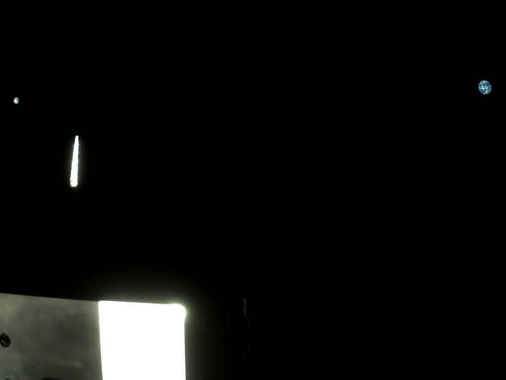 Изображение, полученное камерой StowCam, показывает Землю справа и Луну слева. (Источник изображения: NASA/Goddard/University of Arizona/Lockheed Martin)